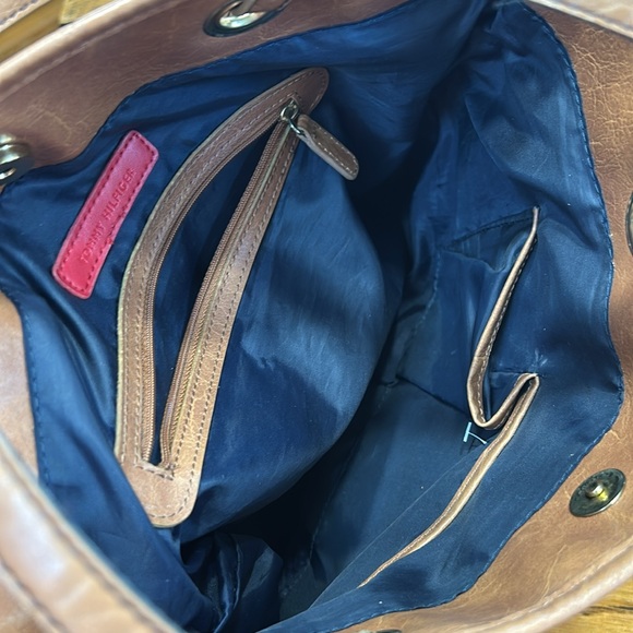 Tommy Hilfiger canvas logo tote bag. Shoulder bag style. Faux leather details. - Picture 10 of 11